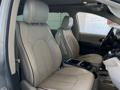 Used 2020 Chrysler Pacifica Limited image 23
