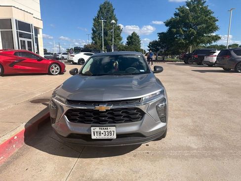 Used 2025 Chevrolet Trax LS FWD image 7
