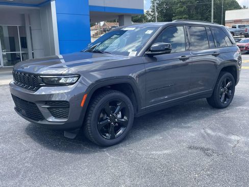 Used 2025 Jeep Grand Cherokee Altitude RWD image 7