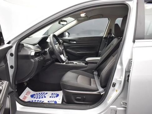 Used 2024 Nissan Altima 2.5 SV FWD image 14