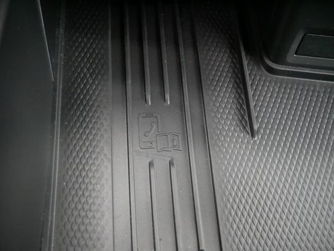Certified 2026 Volkswagen Atlas Cross Sport SEL Premium R-Line AWD/4WD image 31