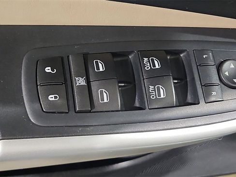 Used 2017 Jeep Cherokee Limited w/ Luxury Group image 17