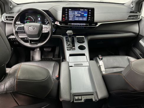 Used 2021 Toyota Sienna XSE w/ XSE Plus Package AWD/4WD image 4