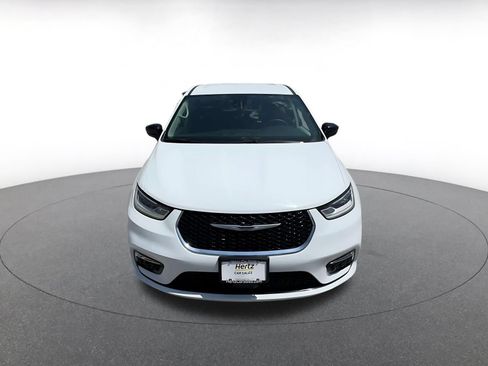 Used 2024 Chrysler Pacifica Touring-L FWD image 4