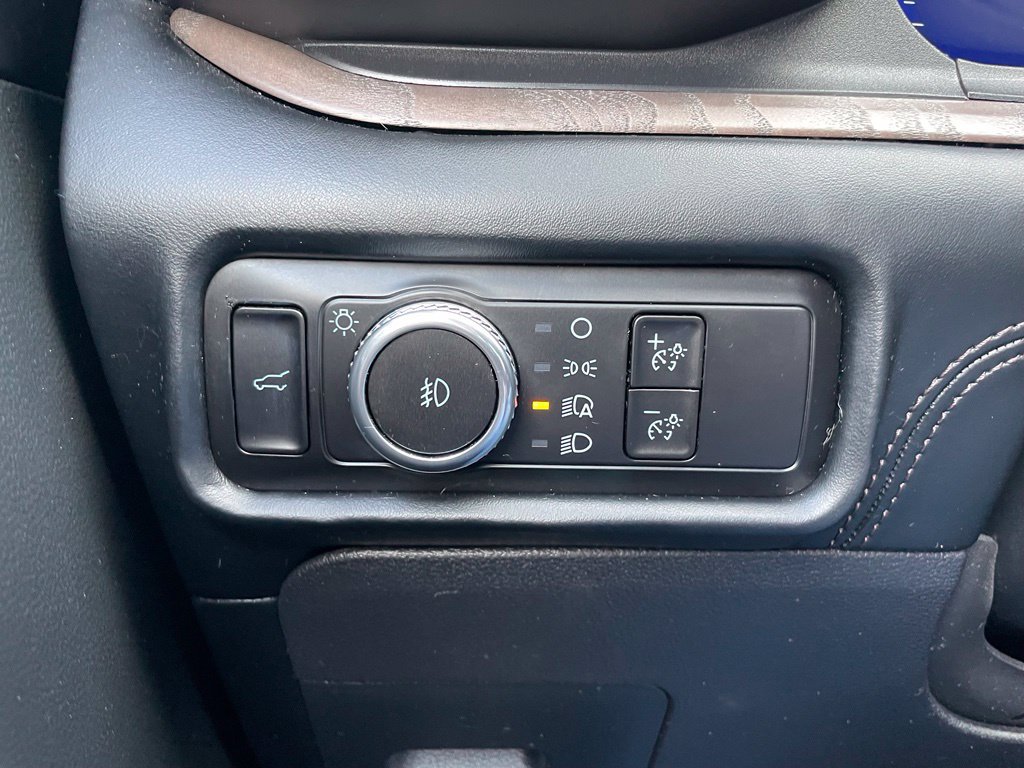 Used 2023 Ford Explorer Platinum w/ Technology Package AWD/4WD image 38