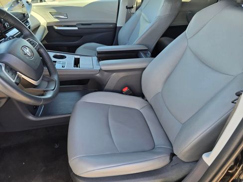 Used 2024 Toyota Sienna XLE FWD image 14