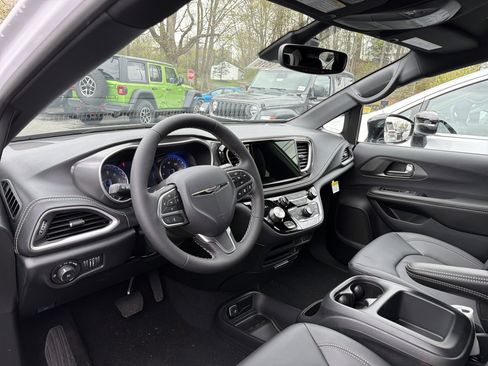 New 2026 Chrysler Pacifica Select AWD/4WD image 8