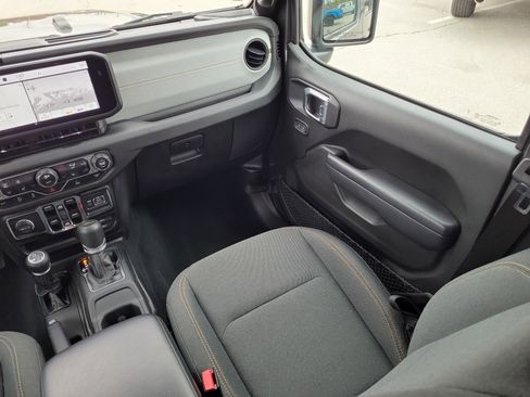 Used 2024 Jeep Gladiator Sport image 15