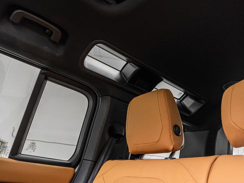 Used 2024 Land Rover Defender 110 SE image 34