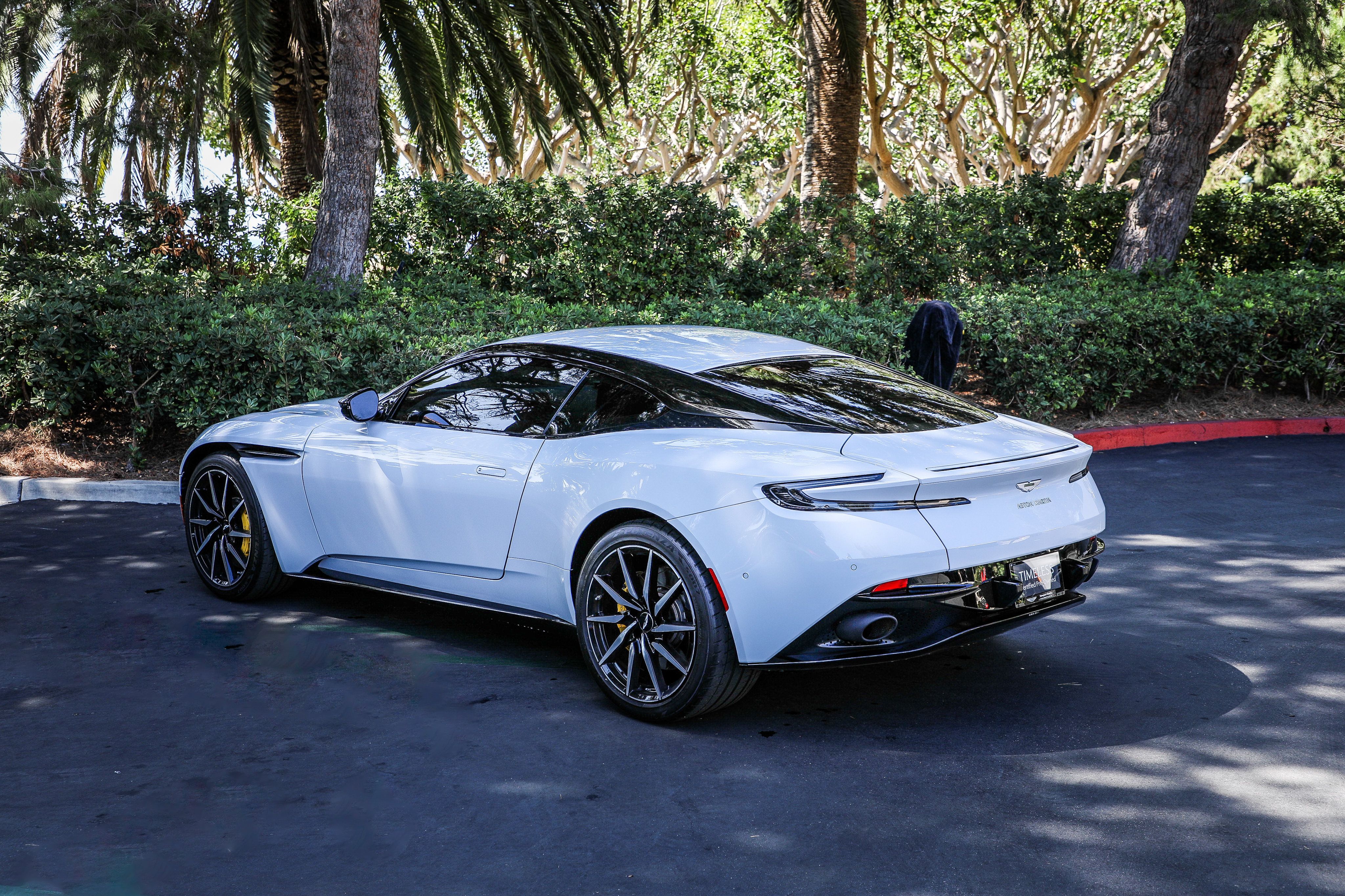 Used 2022 Aston Martin DB11 Coupe RWD image 4