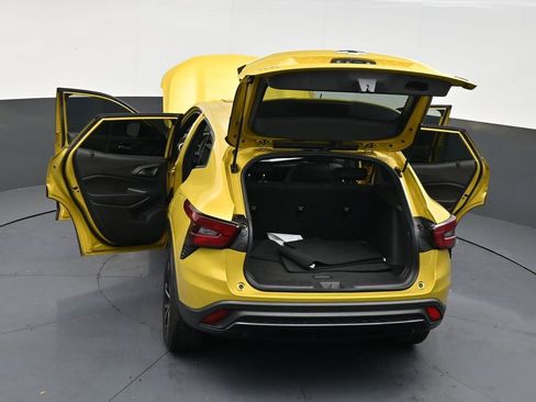 Used 2024 Chevrolet Trax RS w/ Sunroof Package image 34