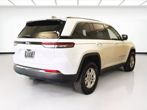 Used 2025 Jeep Grand Cherokee Laredo image 4