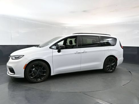 Used 2025 Chrysler Pacifica Limited FWD image 2