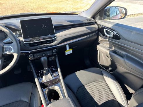 New 2026 Jeep Compass Latitude image 18