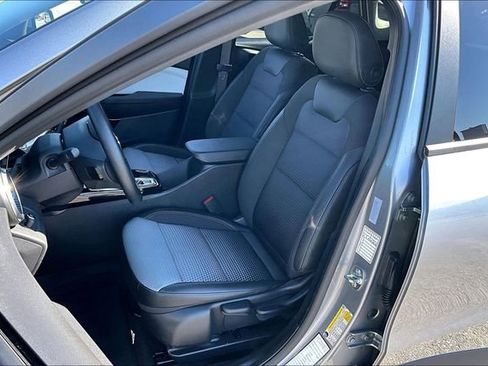 Used 2025 Chevrolet Trax LT w/ LT Convenience Package image 18