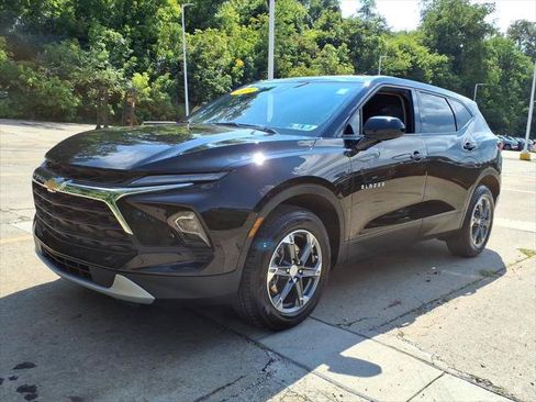 Used 2025 Chevrolet Blazer LT AWD/4WD image 3