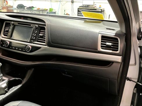 Used 2014 Toyota Highlander XLE image 19