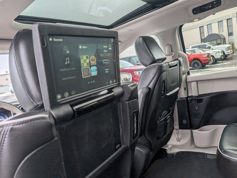 Used 2021 Chrysler Pacifica Limited w/ Uconnect Theater Family Group image 28