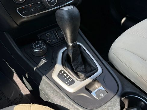 Used 2016 Jeep Cherokee Latitude w/ Comfort/Convenience Group AWD/4WD image 28