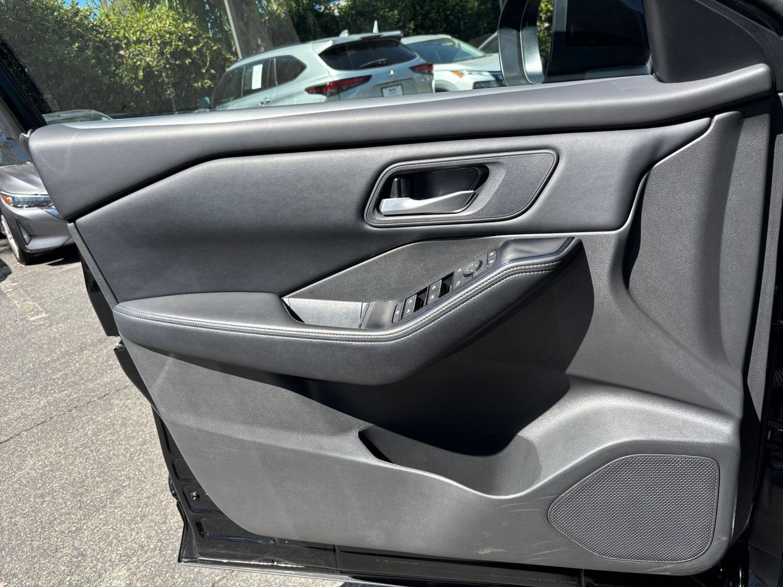 Used 2025 Nissan Rogue SV AWD/4WD image 18