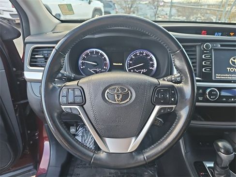 Used 2018 Toyota Highlander XLE w/ Carpet Mat Package (TMS) image 21