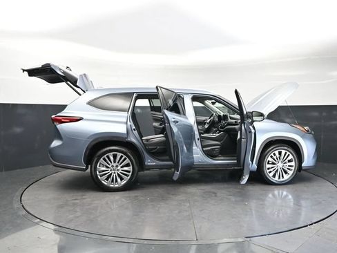 Used 2023 Toyota Highlander Platinum FWD image 35