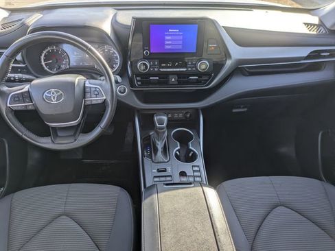 Used 2024 Toyota Highlander LE image 11