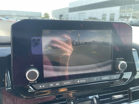 Used 2025 Nissan Pathfinder SV image 14