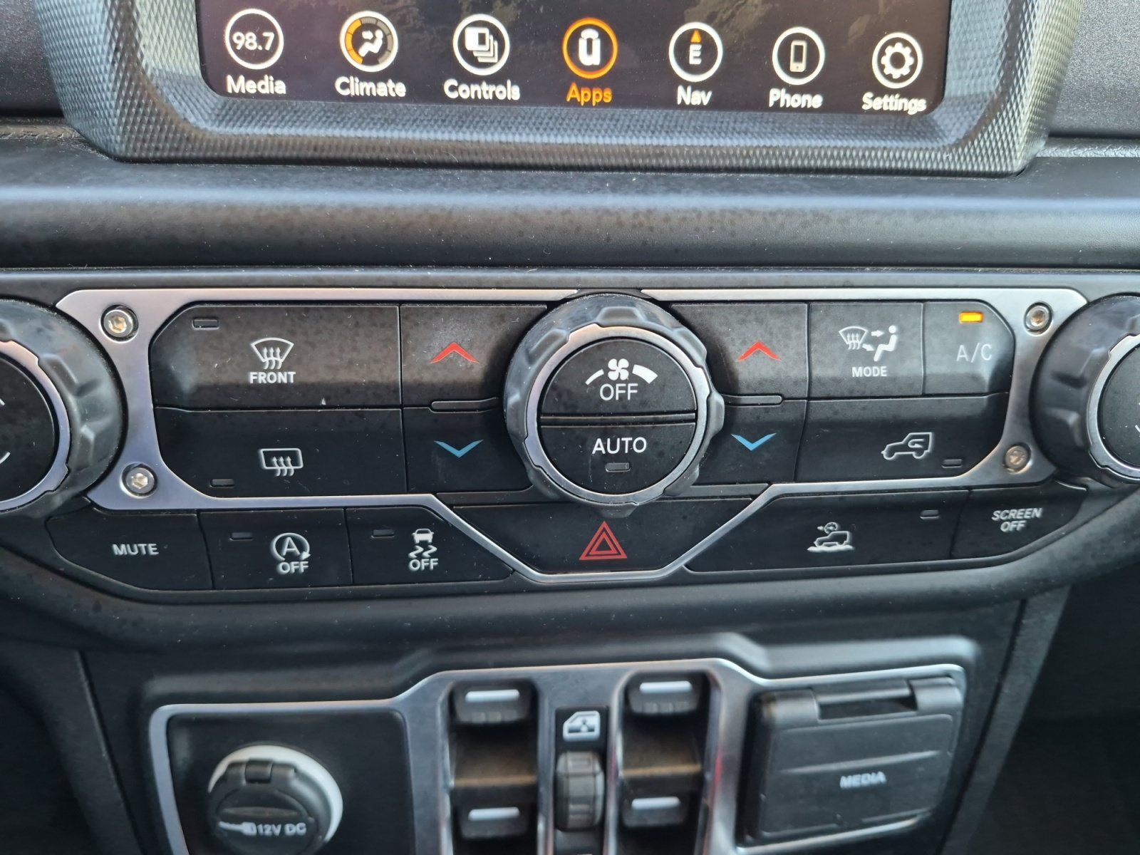 Used 2023 Jeep Gladiator Mojave AWD/4WD image 18