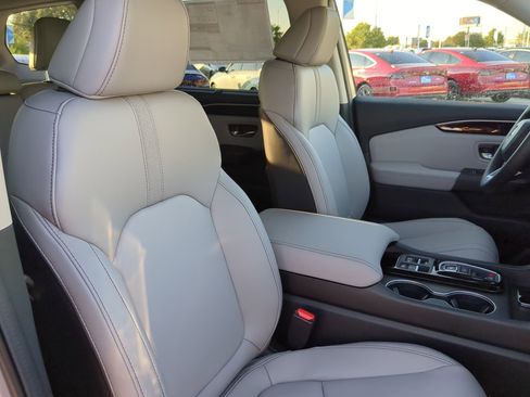 Certified 2025 Honda Pilot Touring image 26