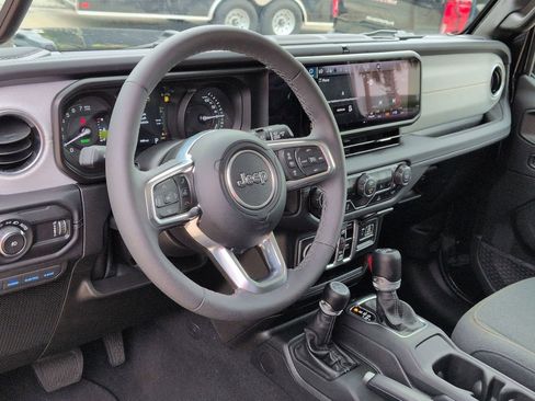Used 2025 Jeep Wrangler Unlimited Sahara AWD/4WD image 10