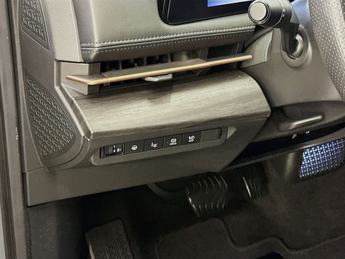 Used 2024 Nissan Ariya AWD image 17