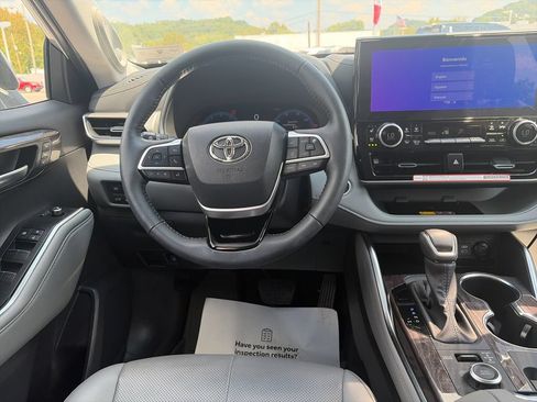 Used 2025 Toyota Highlander Platinum AWD/4WD image 17