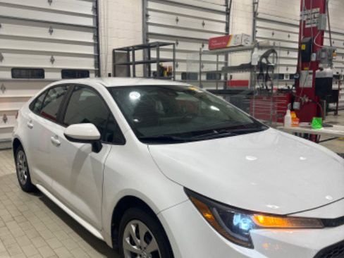 Used 2020 Toyota Corolla LE image 2