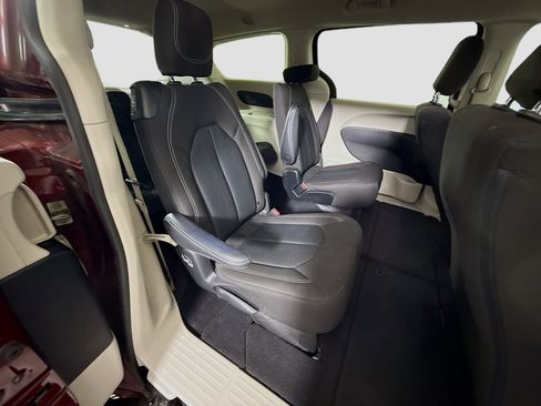 Used 2023 Chrysler Voyager LX image 27