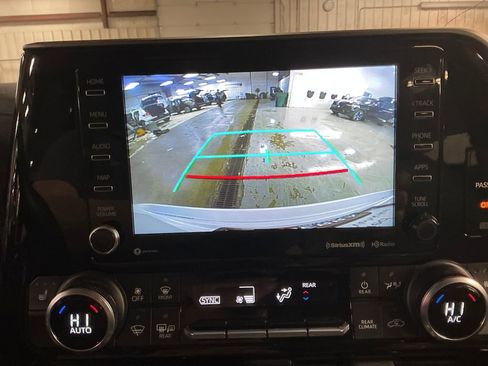 Used 2022 Toyota Highlander XLE AWD/4WD image 23