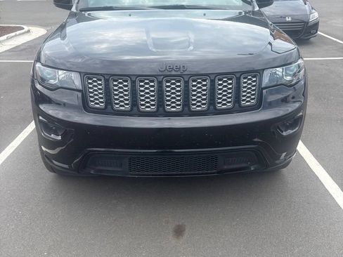 Used 2022 Jeep Grand Cherokee Laredo X AWD/4WD image 4