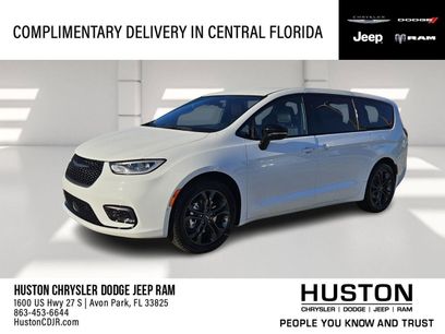 New 2026 Chrysler Pacifica Select