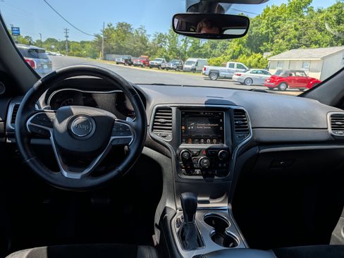 Used 2017 Jeep Grand Cherokee Altitude AWD/4WD image 10