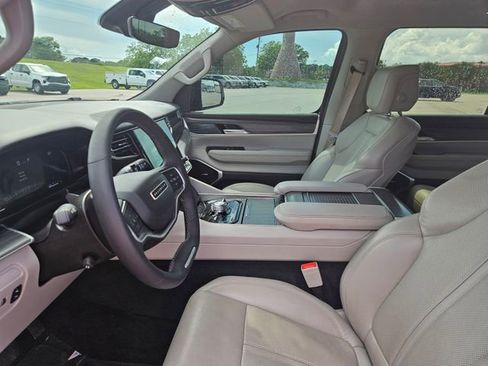 Used 2023 Jeep Wagoneer Series III w/ Preferred Equipment Group AWD/4WD image 9