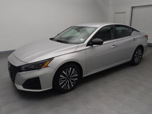 Used 2025 Nissan Altima 2.5 SV FWD image 3