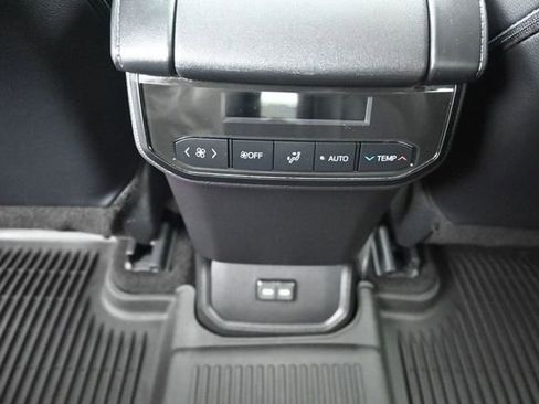 Used 2024 Toyota Highlander XLE AWD/4WD image 27
