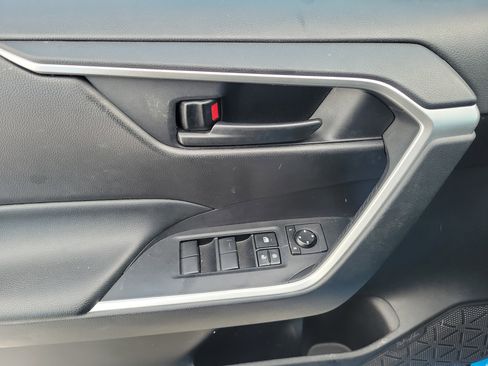 Used 2020 Toyota RAV4 LE image 14