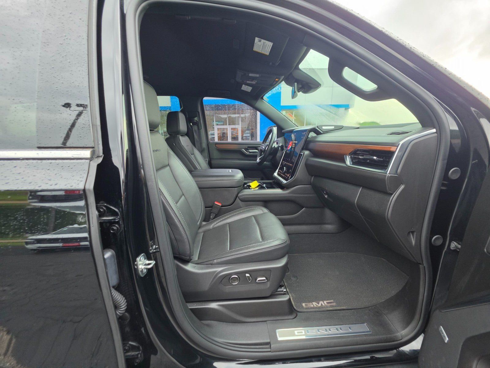 Used 2025 GMC Yukon Denali AWD/4WD image 14