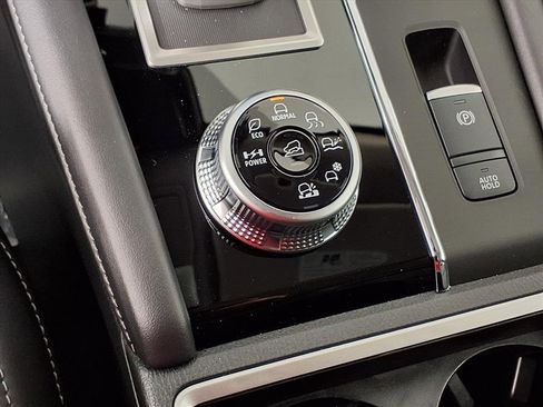 New 2025 Mitsubishi Outlander SE image 21