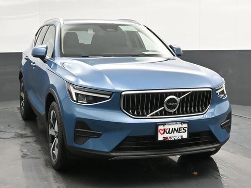 New 2025 Volvo XC40 B5 Core w/ Climate Package AWD/4WD image 4