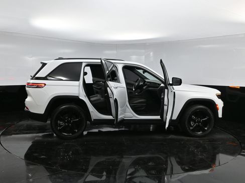 Used 2023 Jeep Grand Cherokee Altitude image 41