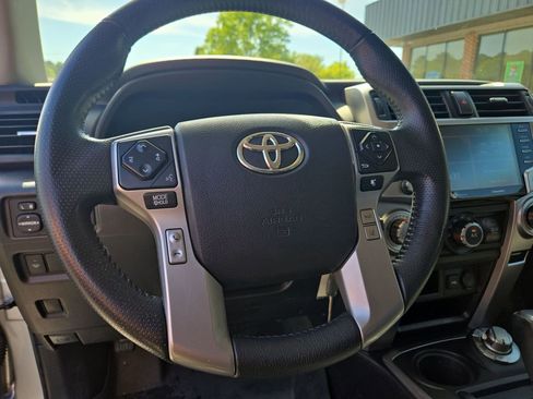 Used 2020 Toyota 4Runner SR5 AWD/4WD image 16