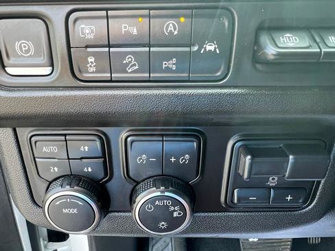 Used 2023 Chevrolet Suburban Premier w/ Advanced Technology Package AWD/4WD image 22