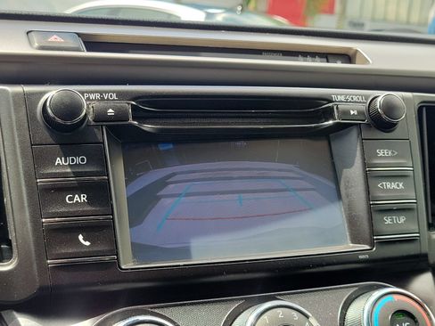 Used 2018 Toyota RAV4 LE FWD image 26